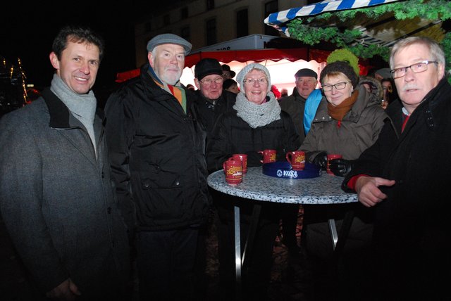 Einige der Gäste, die mit Glühwein auf den Werbekreis anstießen
