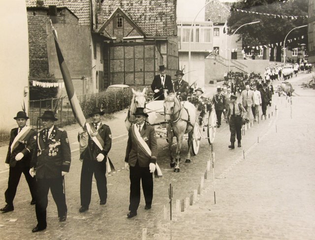 Umzug an der Inselstraße: Viktor Rihsé fotografierte im Jahr 1963 das Stader Schützenfest | Foto: Viktor Rihsé und Sonja Rihsé-Menck/Stadtarchiv Stade