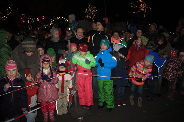 Familien warten auf den Weihnachtsmann
