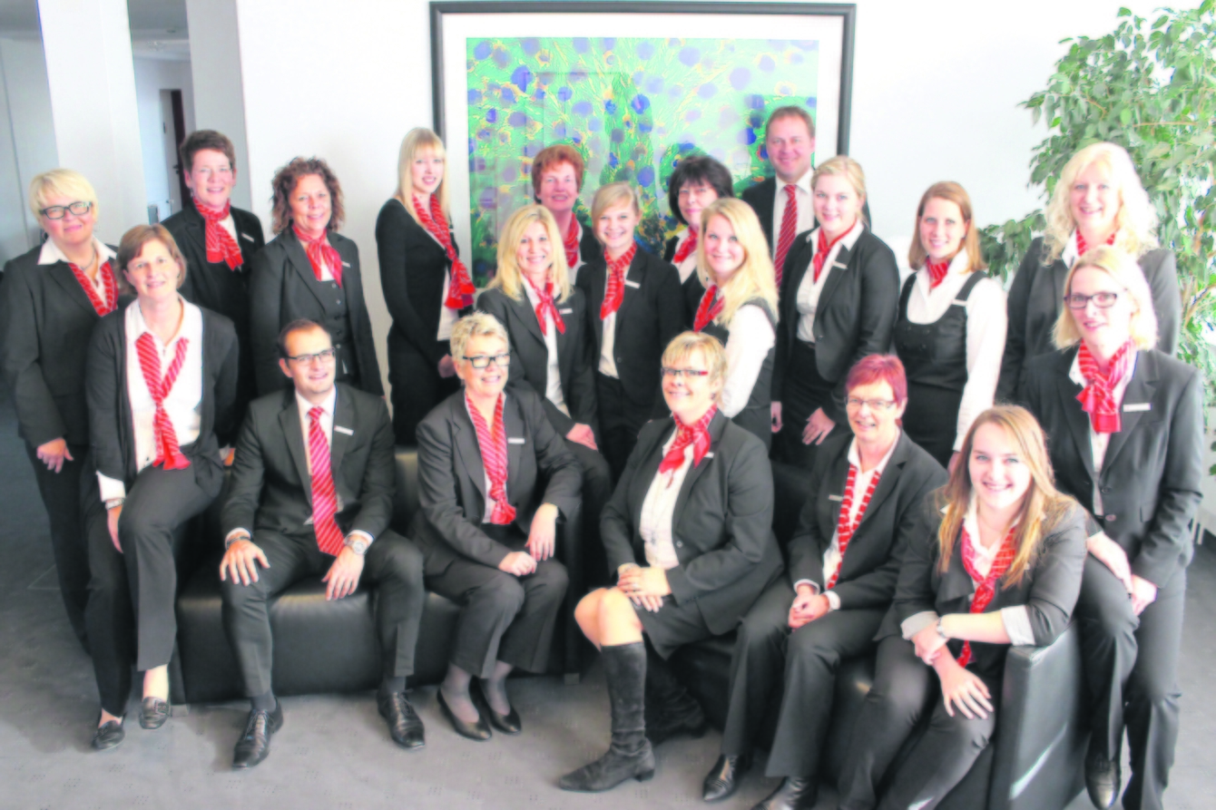 Dorit Wickbold (vordere Reihe, dritte von links), Filialleiterin der Sparkasse Harburg-Buxtehude in Tostedt, und ihr Team