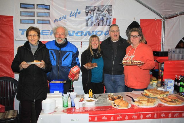 Einer von 60 Marktständen ist das Kaffeezelt der Aktion "Fair geht vor" mit den Ehrenamtlichen (v. li.) Marlene Wichern, Walter Schäfer, Carmen Oellrich, Uwe Kowald und Nadine Ammer