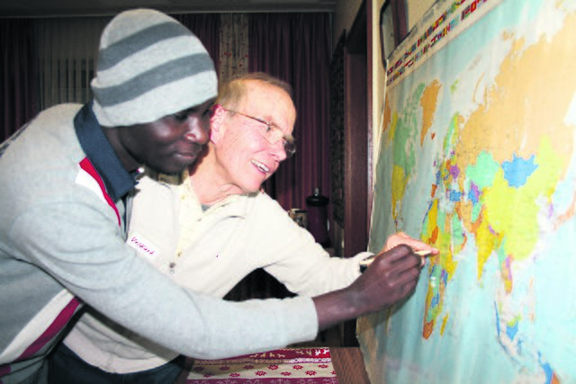 Mohammed zeigte Volkart Schmiedel auf einer großen Weltkarte sein Heimatland Sudan