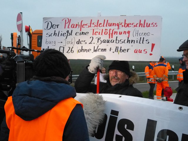 Unter Protest verschiedener Bürgerinitiativen wurde die A26-Anschlussstelle in Jork am vergangenen Freitag geöffnet | Foto: ab