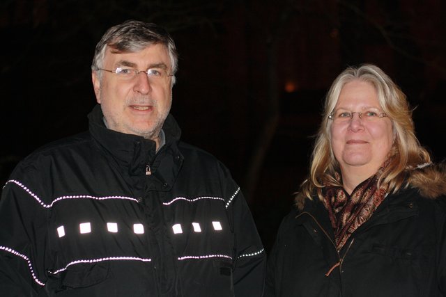 Bürgermeister Gerhard Schierhorn schlenderte mit seiner Frau Silke über den Weihnachtsmarkt