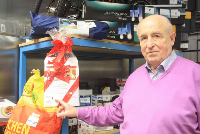 Senior-Chef Günter Weiß war stolz auf den Hauptpreis: eine Urlaubsreise nach Südtirol
