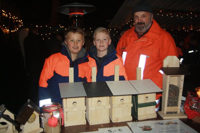 Uwe Fechtner von der Freiwilligen Feuerwehr Hanstedt verkaufte gemeinsam mit Lukas (li.) und Paul Vogelhäuser