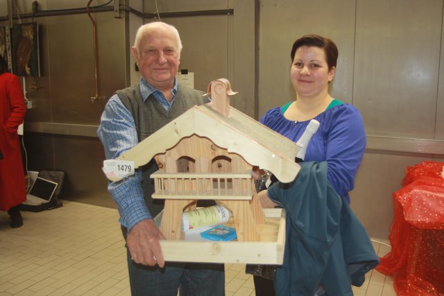 Silvana Kröger war mit ihrem Großvater Erich zum Weihnachtsmarkt gekommen - und hatte großes Losglück bei der Tombola