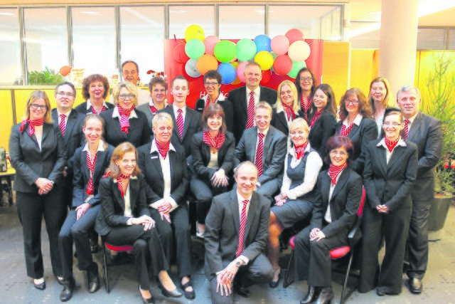 Stephan Tiedemann, Filialleiter in Buchholz, und das Team der Sparkasse Harburg-Buxtehude