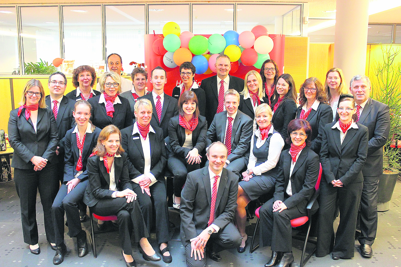 Stephan Tiedemann, Filialleiter in Buchholz, und das Team der Sparkasse Harburg-Buxtehude