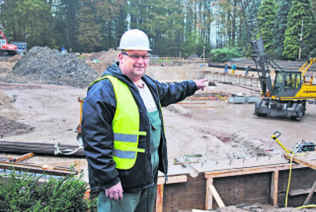 Nimmt die Baustelle in Augenschein: Badleiter Peter Verdonck