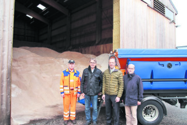 Straßenwärter Heinz Kistenbrügger (v. li.), Uwe Karsten (Leiter Betrieb Kreisstraßen), Kreisrat Dr. Björn Hoppenstedt und BGS-Leiter Jochen Brück vor der Salzhalle in Hittfeld | Foto: Landkreis