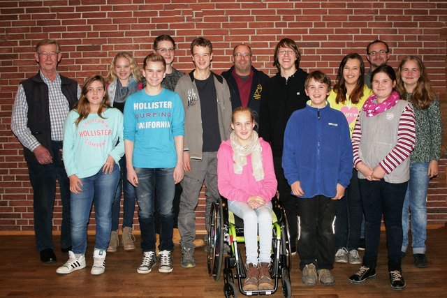Siegfried Harms (li.) unterstützt die Jugendarbeit der Bogenabteilung im Schützenkorps Stelle