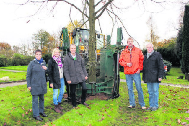 Beim Setzen der Bäume (v. li.): Anne Becker und Hannelore Meyer vom Friedhofsausschuss, Hans-Peter Flügge, Axel Hankotius, Leiter des Hittfelder Friedhofs, und Wolfgang Bartelt, Berater des Friedhofsausschusses | Foto: Carolin Wöhling