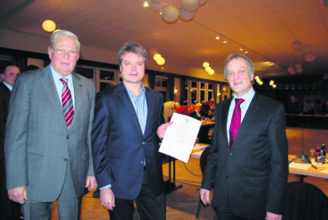 Tostedts Bürgermeister Gerhard Netzel (re.) händigte Dr. Peter Dörsam (Mi.) die Ernennungsurkunde zum Gemeindedirektor im Beisein des stellvertretenden Bürgermeister Dieter Weis aus