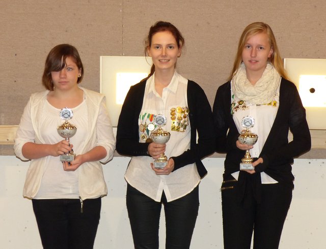 Ausgezeichnete Bestleute (v. li.): Odine Vainauskas, Lara Michelle Beuster und Anna-Katharina Harms