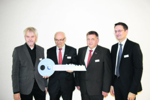Professor Hans-Jürgen Peter (v. li.), Hauptgeschäftsführer Eckhard Sumeyer, Präsident Detlef Bade und Ministerialdirigent Stefan Schnorr bei der Einweihung des Zentrums