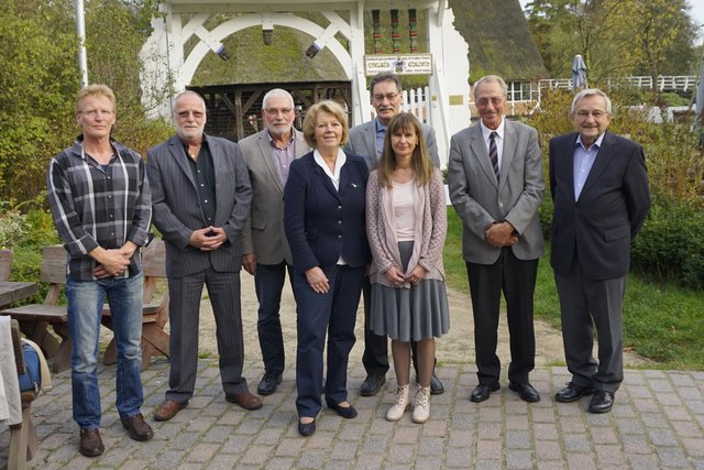 Der neue Vorstand: Beisitzer Axel Stadie, der stellvertretende Vorsitzender Walter Lindenau, Geschäftsführer Karl-Heinz Linck, Bundesvorsitzende  Monika Ganteföhr, Landesvorsitzender Heinz Memmen, Vorsitzende Jutta Pulkowski, Schatzmeister Wilfried Dieckmann und Beisitzer Karl Masanneck | Foto: Karl-Heinz Linck