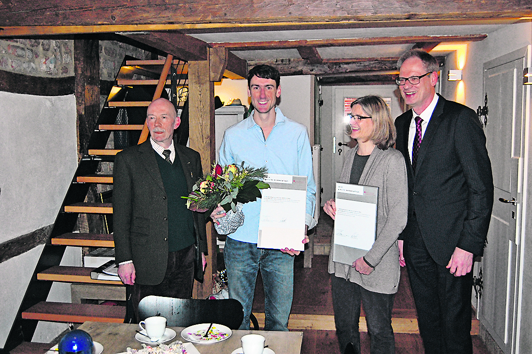 Übergabe des Denkmalschutz-Preises (v. li.): der stellvertretende Stiftungs-Geschäftsführer Michael Heinrich Schormann, Hauseigentümer Bertrand Mado, Architektin Bettina Prell und Sparkassendirektor Wolfgang Schult