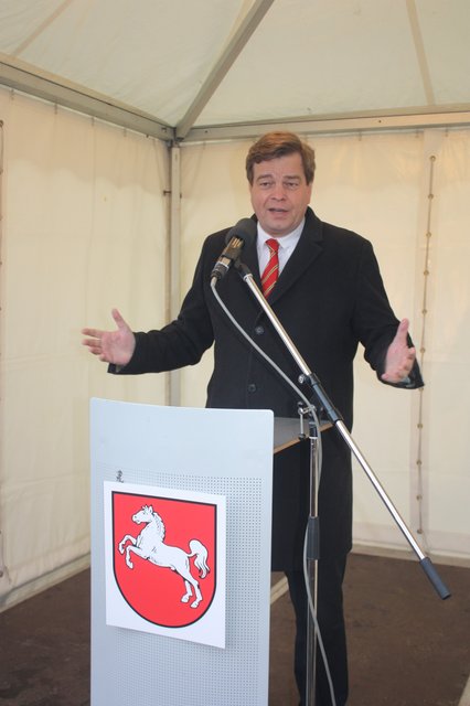 Weihten die "B75 neu" ein: Enak Ferlemann, parlamantarischer Staatssekretär im Bundes-Verkehrsministerium ...