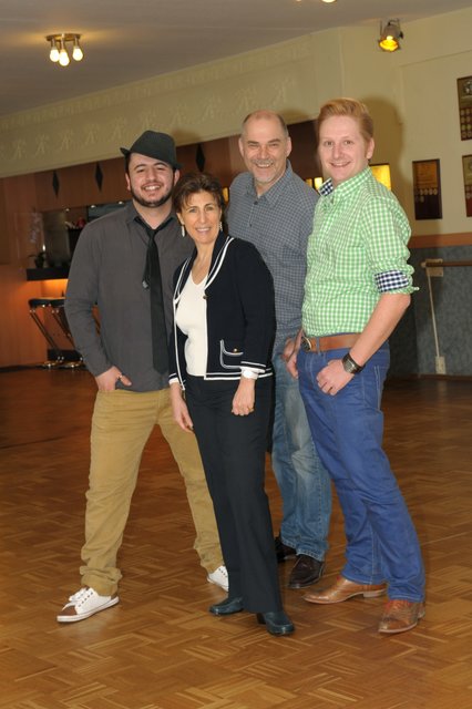 Das qualifizierte Team der Buxtehuder Tanzschule freut sich, noch mehr Kurse anbieten zu können: Cristina Veglison mit Kaan Bacaklar (v. li.), Holger Gätcke und Sascha Koch