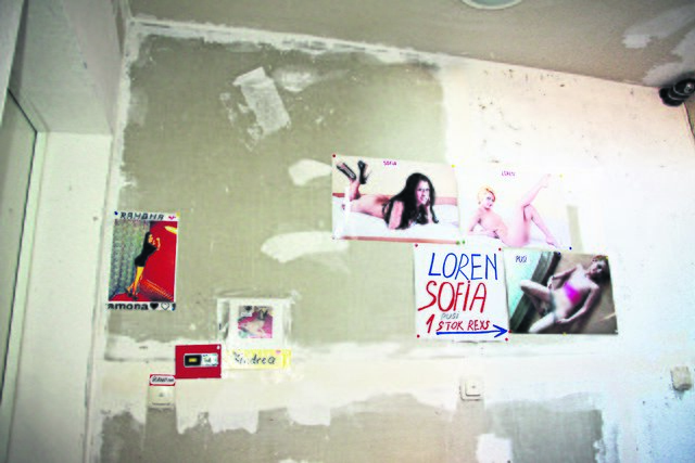 Aufreizende Reklame an der Wand des Treppenhauses