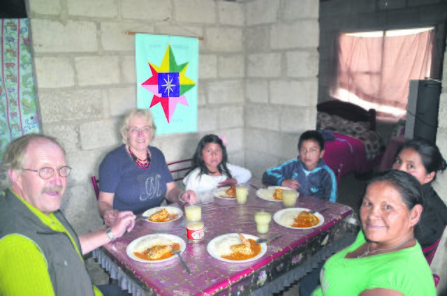 Bei Eymys (Dritte v. li.) Familie wurden Heike und Klaus Wenck zum Essen eingeladem | Foto: Wenck