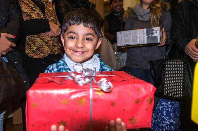 Flüchtlingskind Arien (3) freute sich über ein Geschenk von Schülern des Gymnasiums am Kattenberge | Foto: Helms