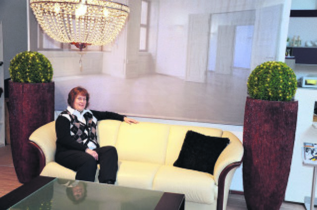 Fachberaterin Bärbel Gaede mit einer stilvollen Couch