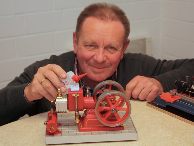 Mit etwas Öl flutscht das kleine Wunderwerk richtig: Hans-Wilhelm Tobaben ist fasziniert von mechanischem Spielzeug wie diesem "Feuerfresser". Mit seinen "Spielkameraden" trifft er sich regelmäßig zu "Dampfabenden"