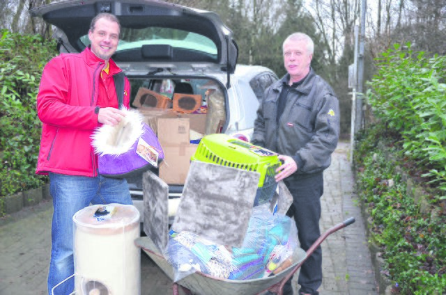 Tierheimleiter Jörg Schmidt (re.) und Ron Künitz von "Das Futterhaus" beim Ausladen