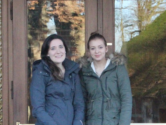 Haben bei der Faslam-Sause in Sahrendorf das Sagen: „Mudder“ Lea Dolle (li). und „Vadder“ Julia Gruelel | Foto: oh