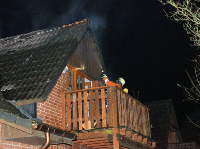 In Hanstedt brannte ein Dachstuhl | Foto: Feuerwehr