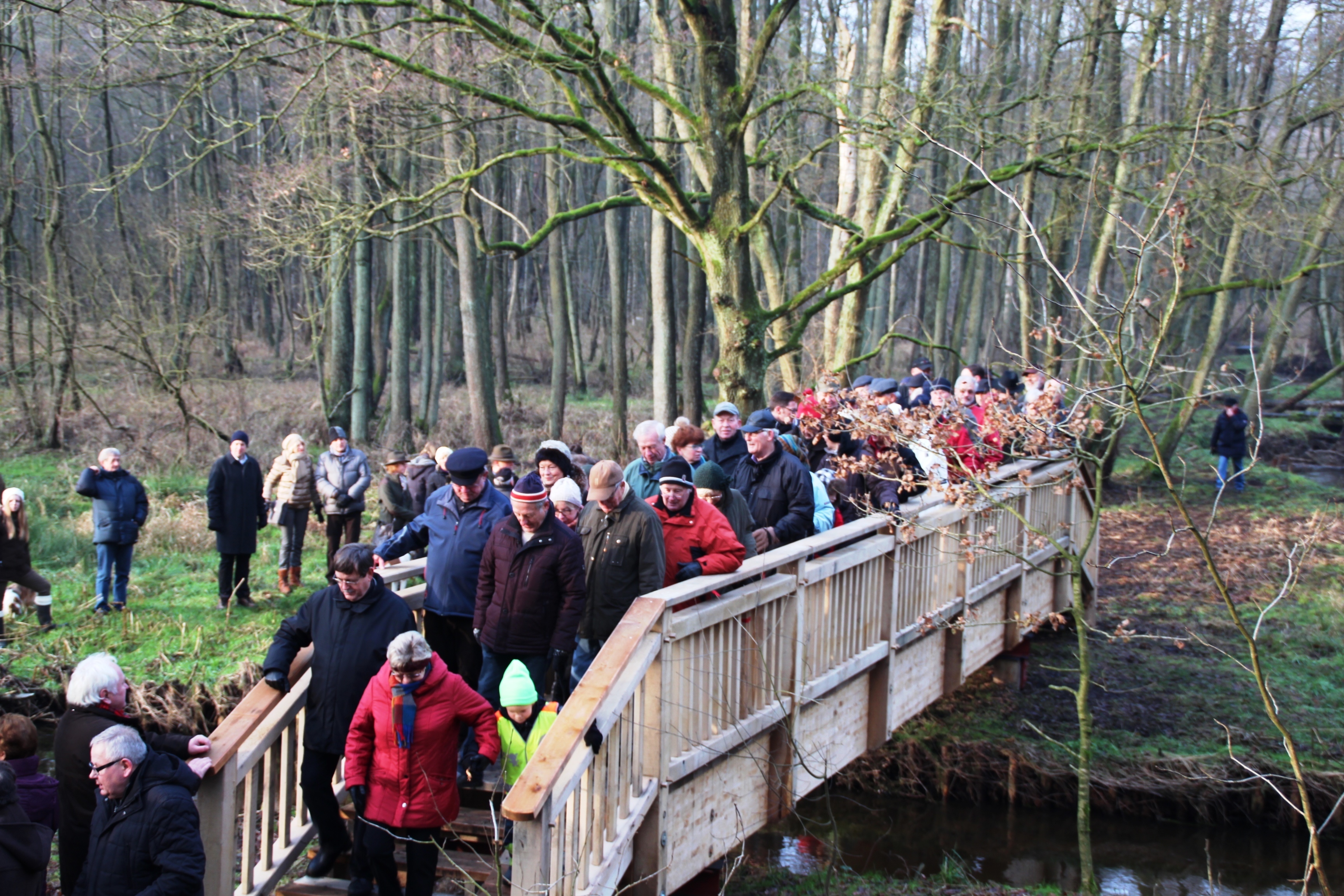 Bei der Neujahrswanderung nutzten die Teilnehmer auch die neue Estebrücke in Kakenstorf, die in Kürze offiziell freigegeben wird
