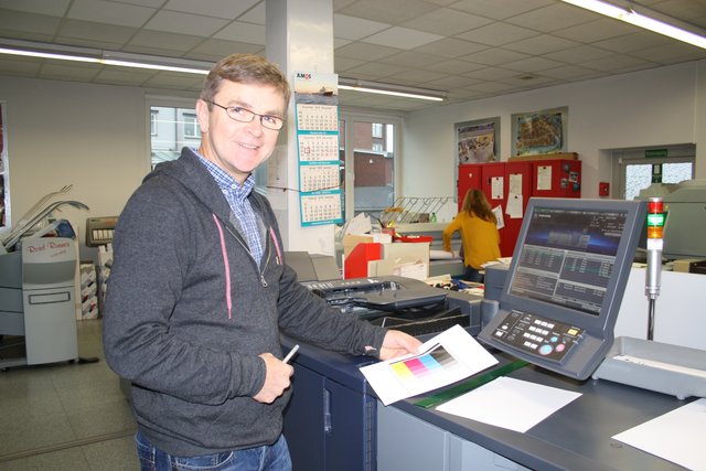 Mit den neuen Produktionsmaschinen in der Firma Erber Papierwelt bietet Inhaber Andreas Erber jetzt noch mehr Service und Qualität im Digitaldruck-Bereich