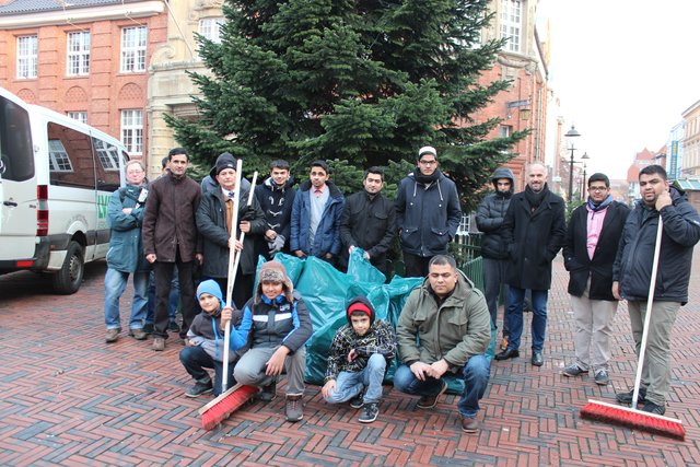 Freiwillige am Rathaus in Buxtehude