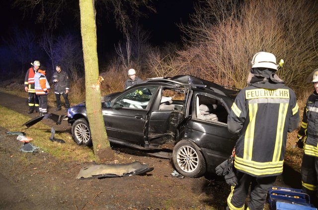 Ein Beifahrer auf der Rückbank wurde in dem BMW eingekelmmt