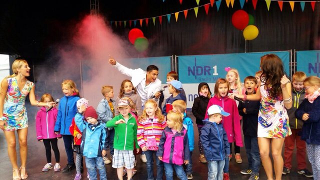 Die "Hot Banditoz" mit jungen Fans während einer Show | Foto: Danika Wist privat