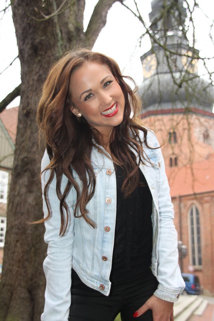 Danika Wist vor der Cosmae-Kirche in ihrer Heimatstadt Stade