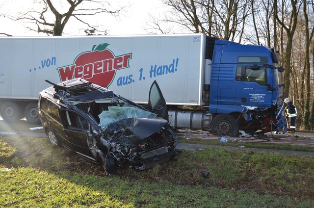 Der VW Touran prallte im Gegenverkehr gegen den LKW | Foto: Polizei