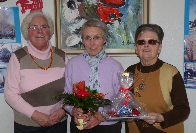 Die Sportlerinnen Mariechen Grundei (li.) und Doris Czernitzki (re.) gratulierten Elke Manewald zum Jubiläum