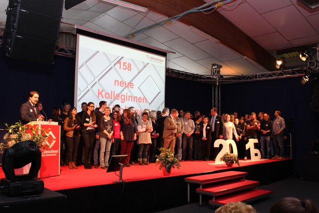 Dirk Viebrock bat alle neue Kollegen auf die Bühne. Die 158 Menschen passten gerade so drauf