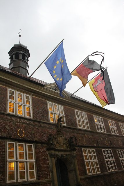 Flaggen mit Trauerflor am historischen Stader Rathaus