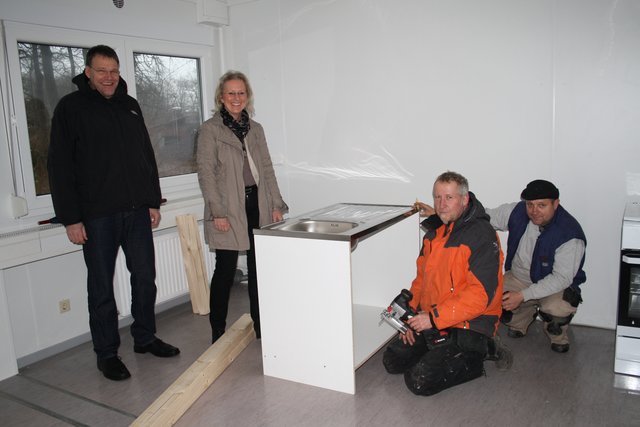 Rolf Scheibel, Susanne Greiser und die Mitarbeiter der Firma Amtra, Hartmut Fuhrmann und Domusz Ksok in einer der zukünftigen Küchen