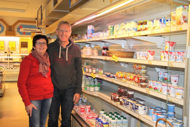 Eine kleine Frische-Abteilung bleibt nach dem Umbau erhalten: Renate und Rolf Dieckmann am Kühlregal