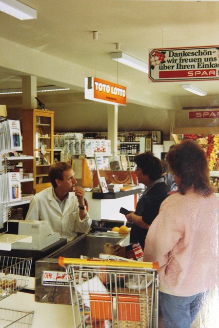 Mit Kunden an der Kasse: Kaufmann Rolf Dieckmann bei der Neueröffnung nach der großen Ladenerweiterung im Jahr 1988 | Foto: Dieckmann privat