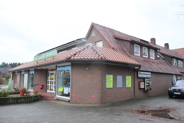 Lebensmittelgeschäft und Gaststätte an der Schulstraße im Herzen von Burweg
