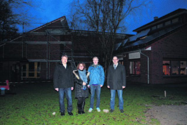 Samtgemeinde-Bürgermeister Dr. Peter Dörsam, Kindergartenleiterin Dagmar Winkler sowie Patrick Scholbe und Gerd Gerhardt von der Gebäudewirtschaft der Samtgemeinde vor dem Krippen-Anbau (links)