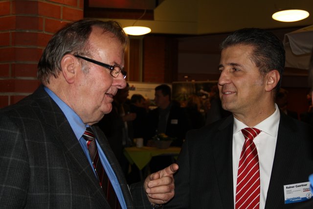 Ulf Alsguth, Vorsitzender des Seniorenbeirats der Gemeinde Seevetal, im Gespräch mit Rainer Gaertner, Kassenwart des Mittelstands- und Gewerbevereins Meckelfeld