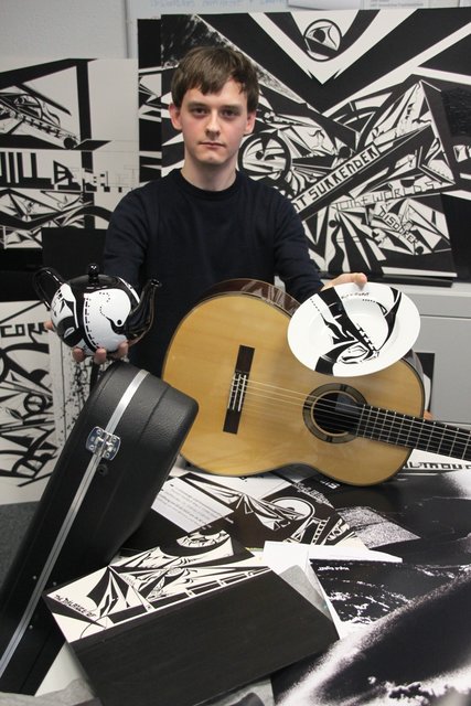 Kyle Egret mit Porzellangeschirr, das er designt hat