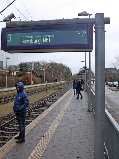 Auch am Horneburger Bahnsteig wird der Metrenom angekündigt,...